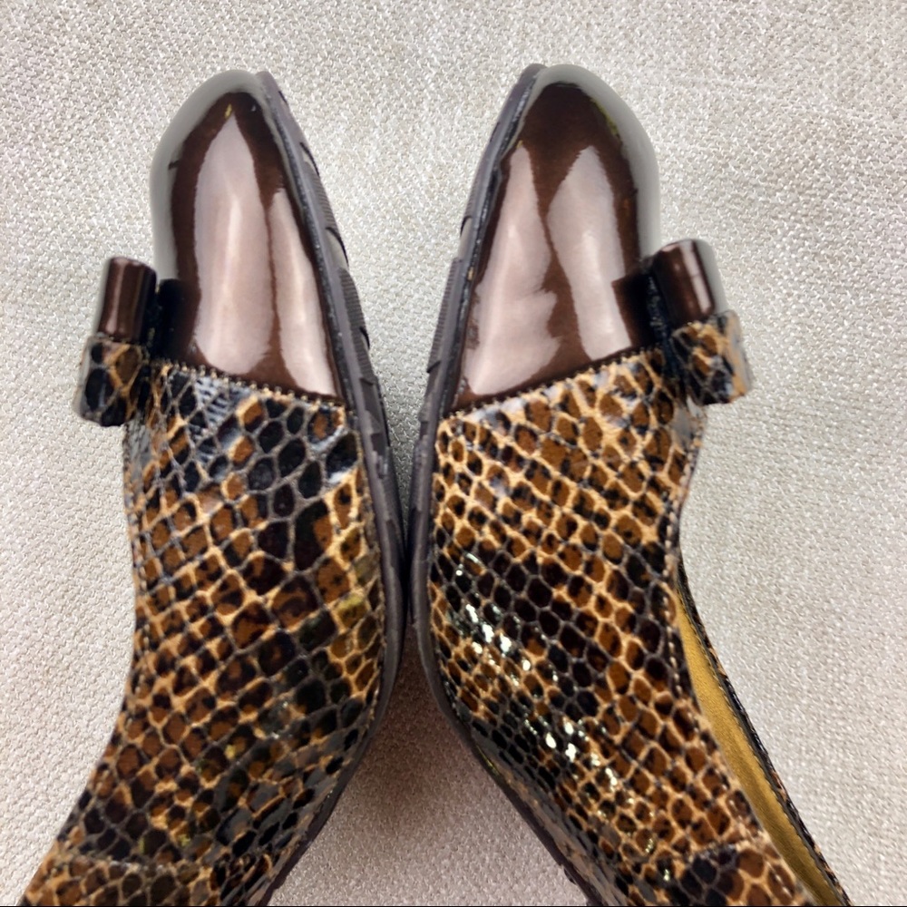 NWOT Anne Klein Size 8 Patent Shoes Brown animal pattern. Excellent condition!
